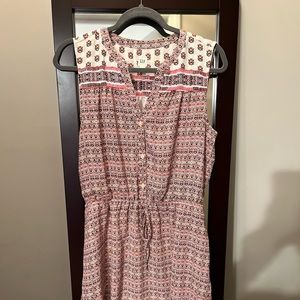 Mid length, sleeveless dress, with pockets. Pink, white, black pattern.